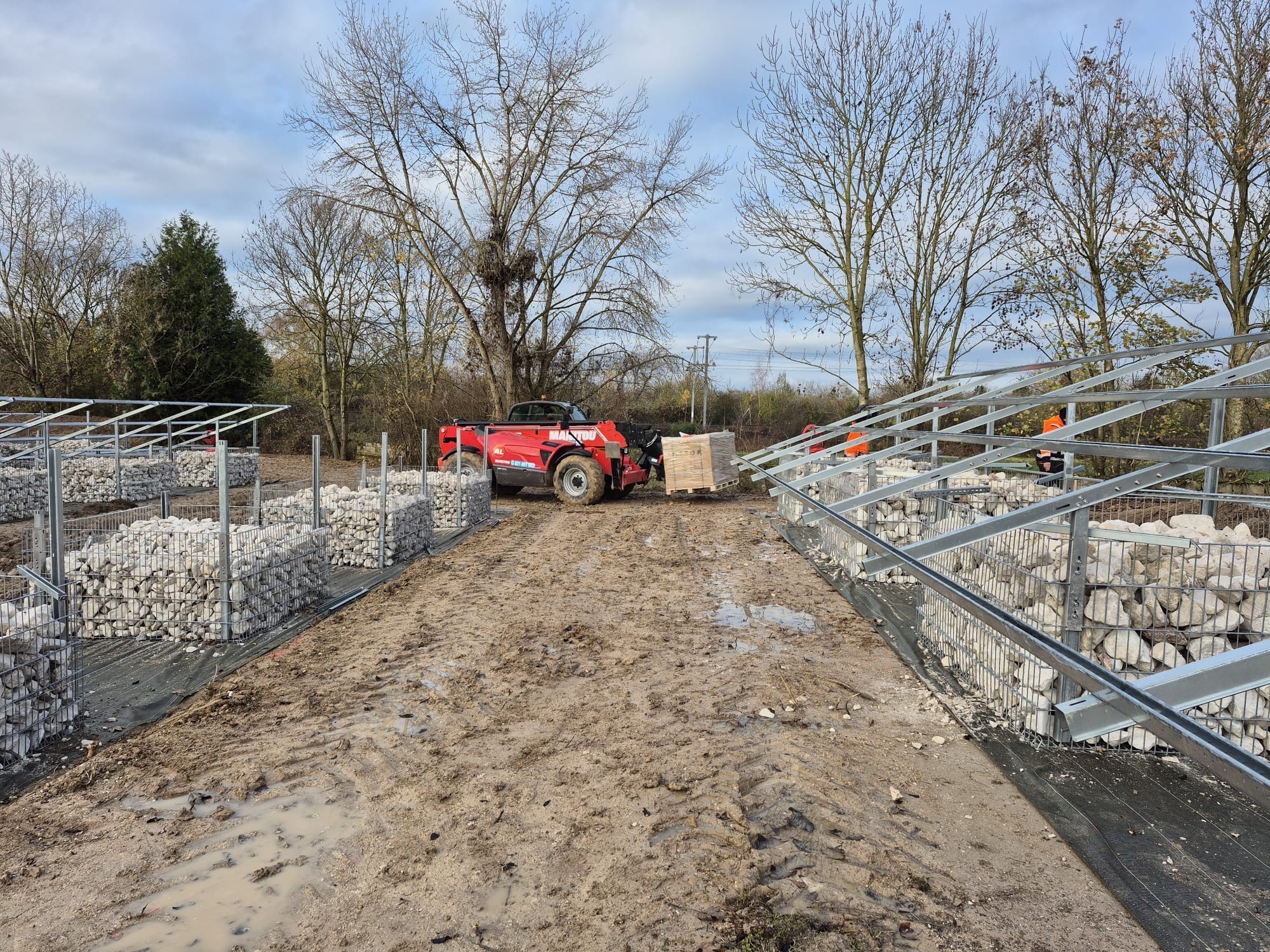 Arrivage des panneaux solaires sur le site