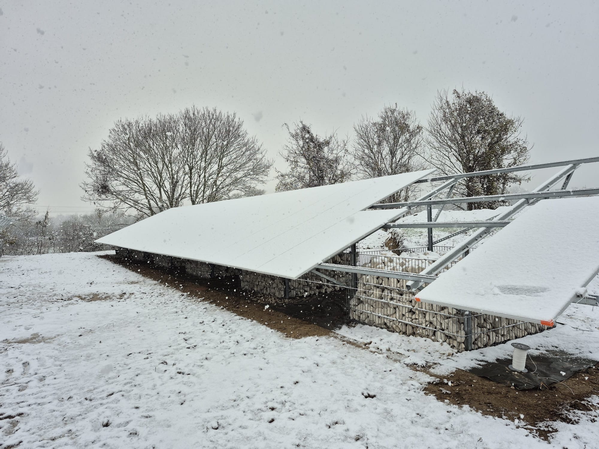 La neige pour fêter la pose des premiers panneaux