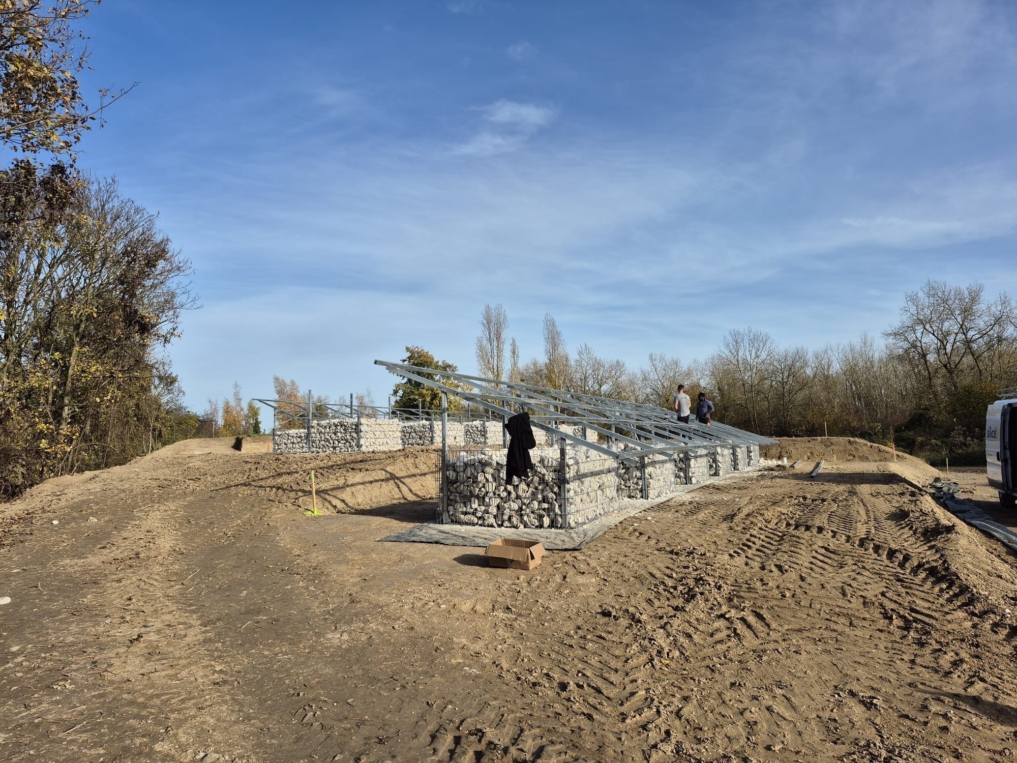 Pose de la structure accueillant les panneaux